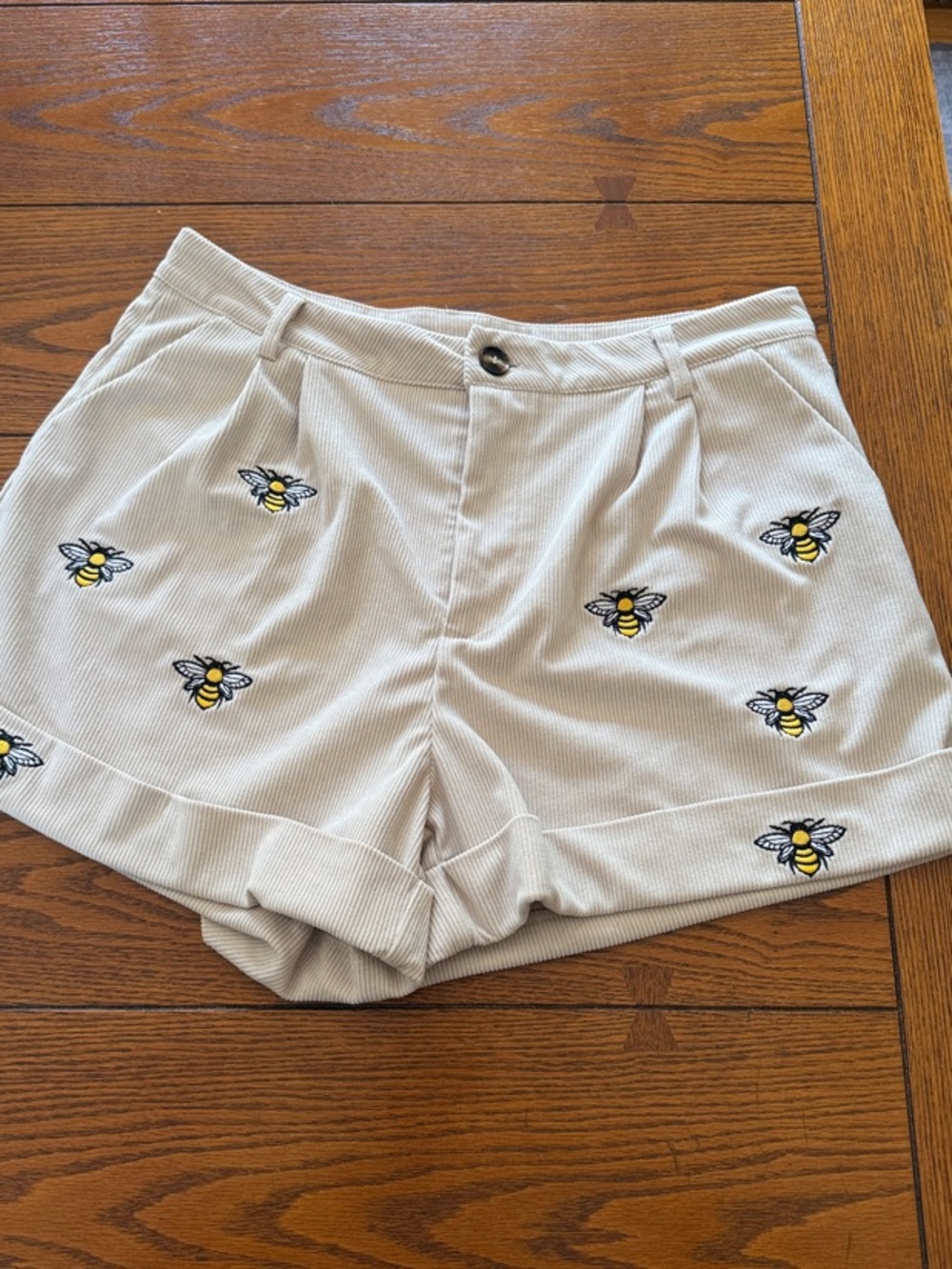 Embroidered Bee Pattern Cream Women’s Shorts